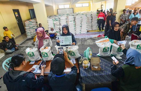 Keluarga Penerima Bantuan Pangan (PBP)  menerima Bantuan Pangan Non Tunai (BPNT)  beras 20 kg di Kantor Kelurahan Rangkapan Jaya Baru, Depok, Jawa Barat, Kamis, (24/07/2025)