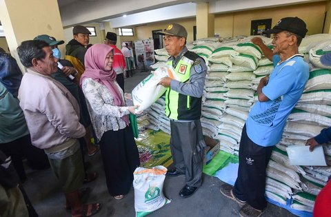 Keluarga Penerima Bantuan Pangan (PBP)  antri untuk menerima Bantuan Pangan Non Tunai (BPNT)  beras 20 kg di Kantor Kelurahan Rangkapan Jaya Baru, Depok, Jawa Barat, Kamis, (24/07/2025)