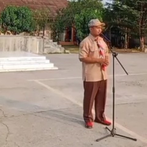 Siswa telat masuk sekolah karena mengaji di makam ortu