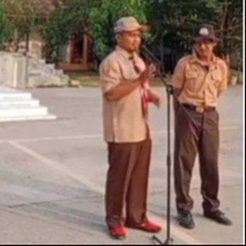 Siswa telat masuk sekolah karena mengaji di makam ortu