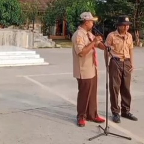 Siswa telat masuk sekolah karena mengaji di makam ortu