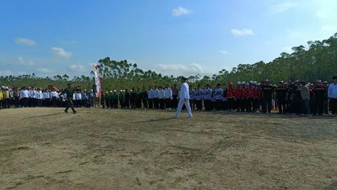 Inspektur Upacara Bambang Susantono berjalan menuju Komandan Upacara Kapten Inf Andi Supratikto hendak memberi salam atas kelancaran upacara bendera di IKN Nusantara.