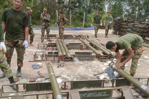 Tentara Kamboja memperisapkan  peluncur roket ganda BM-21 di Provinsi Preah Vihear,  Kamboja, Kamis (24/07/2025).