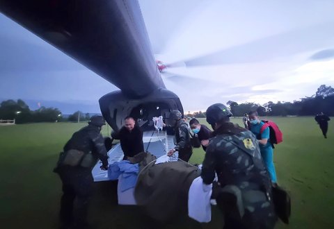 Seorang tentara Thailand yang terluka akibat menginjak ranjau darat sedang diterbangkan ke rumah sakit di Provinsi Ubon Ratchathani, Thailand, Rabu, (23/07/2025).