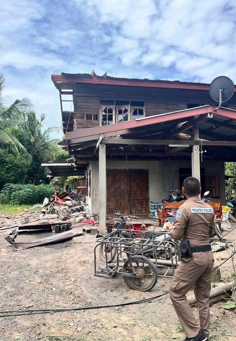 Sebuah rumah warga mengalami kerusakan setelah  peluru artileri menyasar ke kawasan permukiman di Provinsi Surin, Thailand, Kamis (24/07/2025).