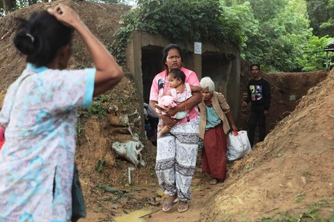 Warga Thailand yang mengungsi akibat bentrokan antara tentara Thailand dan Kamboja berlindung di Provinsi Surin, timur laut Thailand, Kamis (24/07/2025).