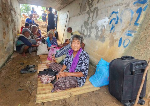 Warga Thailand yang mengungsi akibat bentrokan antara tentara Thailand dan Kamboja berlindung di Provinsi Surin, timur laut Thailand, Kamis (24/07/2025).