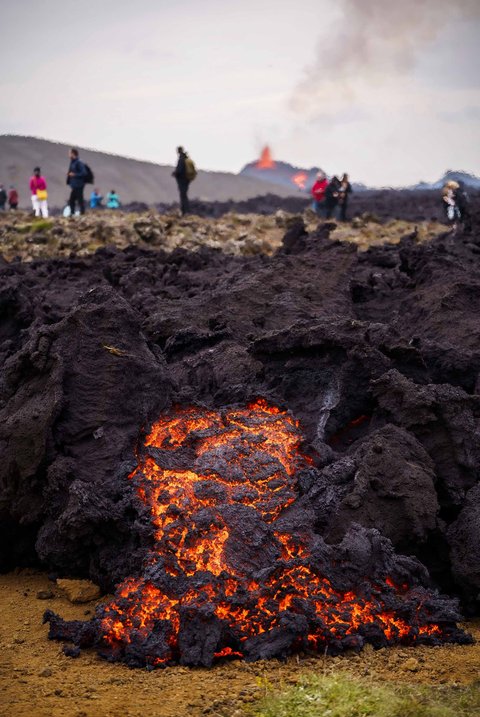 Wisatawan  mengamati kawah aktif setelah letusan gunung berapi sekitar 6 km di Semenanjung Reykjanes, Islandia, Rabu, (23/07/2025).