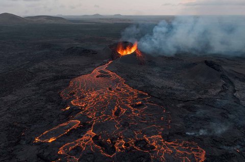 Aliran lava terlihat di dasar kawah  yang masih sangat aktif setelah letusan gunung berapi di Semenanjung Reykjanes, Islandia, Rabu, (23/07/2025).