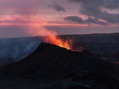 Pemandangan kawah aktif setelah letusan gunung berapi sekitar 6 km di utara Grindavik di Semenanjung Reykjanes, Islandia, Rabu, (23/07/2025).