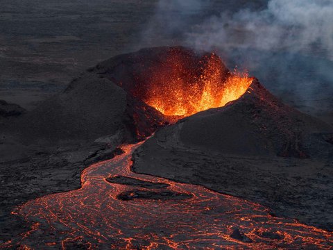 Aliran lava terlihat di dasar kawah  yang masih sangat aktif setelah letusan gunung berapi di Semenanjung Reykjanes, Islandia, Rabu, (23/07/2025).