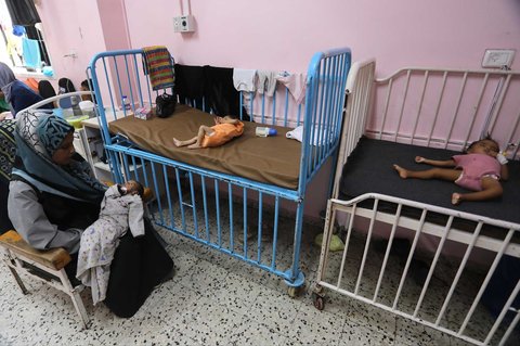 Maryam, seorang ibu Palestina(26 tahun) menggendong putranya yang berusia 40 hari, Mahmoud, yang kekurangan gizi, saat menunggu perawatan di Ru Rumah Sakit Nasser di Khan Yunis, Jalur Gaza selatan, Kamis (24/07/2025).
