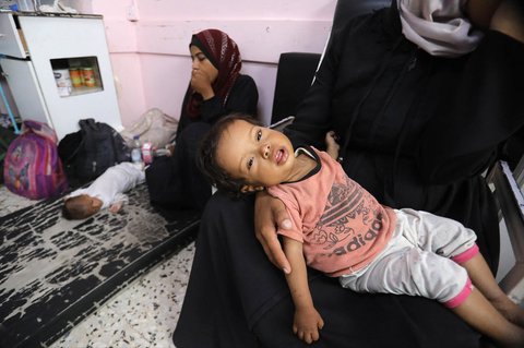 Para ibu Palestina duduk bersama anak-anak mereka yang kekurangan gizi sambil menunggu perawatan di Rumah Sakit Nasser di Khan Yunis, Jalur Gaza selatan, Kamis (24/07/2025).