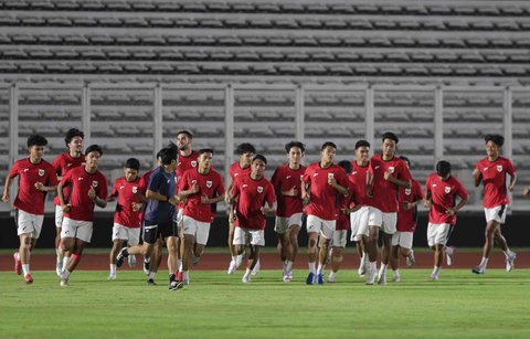 Sejumlah pemain Timnas Indonesia saat sesi latihan jelang laga Semifinal Piala AFF U-23 2025 di Stadion Madya Gelora Bung Karno, Senayan, Jakarta, Kamis (24/7/2025).