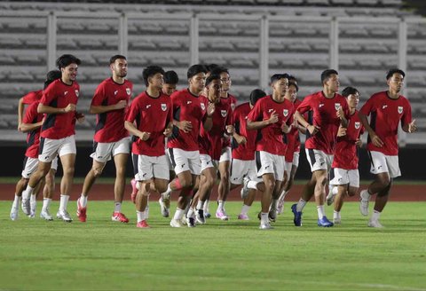 Sejumlah pemain Timnas Indonesia saat sesi latihan jelang laga Semifinal Piala AFF U-23 2025 di Stadion Madya Gelora Bung Karno, Senayan, Jakarta, Kamis (24/7/2025).