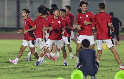 Sejumlah pemain Timnas Indonesia saat sesi latihan jelang laga Semifinal Piala AFF U-23 2025 di Stadion Madya Gelora Bung Karno, Senayan, Jakarta, Kamis (24/7/2025).