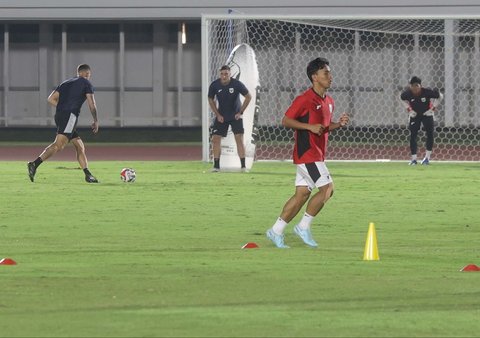 Sejumlah pemain Timnas Indonesia saat sesi latihan jelang laga Semifinal Piala AFF U-23 2025 di Stadion Madya Gelora Bung Karno, Senayan, Jakarta, Kamis (24/7/2025).