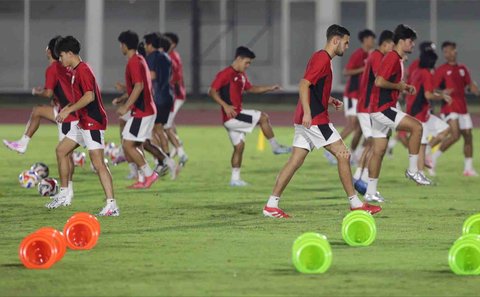Sejumlah pemain Timnas Indonesia saat sesi latihan jelang laga Semifinal Piala AFF U-23 2025 di Stadion Madya Gelora Bung Karno, Senayan, Jakarta, Kamis (24/7/2025).