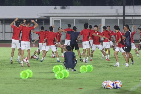 Sejumlah pemain Timnas Indonesia saat sesi latihan jelang laga Semifinal Piala AFF U-23 2025 di Stadion Madya Gelora Bung Karno, Senayan, Jakarta, Kamis (24/7/2025).