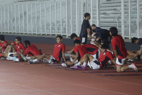 Sejumlah pemain Timnas Indonesia saat sesi latihan jelang laga Semifinal Piala AFF U-23 2025 di Stadion Madya Gelora Bung Karno, Senayan, Jakarta, Kamis (24/7/2025).