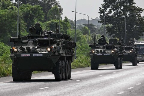 Kendaraan lapis baja Tentara Kerajaan Thailand terlihat di sebuah jalan di Provinsi Chachoengsao , Thailand, Kamis (24/07/2025).