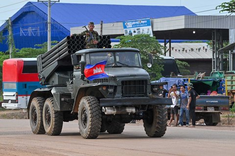 Seorang tentara Kamboja berdiri di atas truk yang membawa peluncur roket BM-21 buatan Rusia melaju pada jalan di Provinsi Oddar Meanchey, Kamboja, Jumat (25/07/2025).