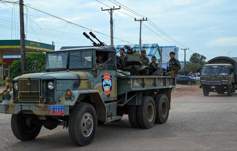 Tentara Kamboja berdiri di atas truk militer dengan senjata antipesawat di Provinsi Oddar Meanchey, Kamboja, Jumat (25/07/2025).