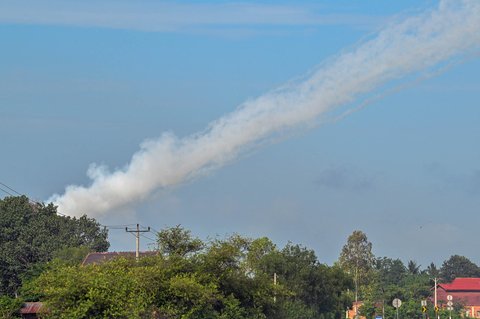 Asap mengepul dari sebuah peluncur roket multipel di dekat perbatasan Kamboja-Thailand di Provinsi Oddar Meanchey , Kamboja, Jumat (25/07/2025