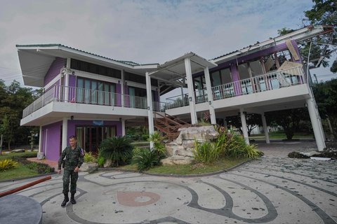Seorang tentara Thailand berjalan  di depan rumah sakit Phanom Dong Rak yang rusak akibat tembakan artileri Kamboja di Provinsi Surin, Thailand, Jumat, (25/07/2025).