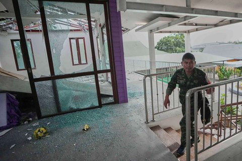 Seorang tentara Thailand berjalan  pada lorong rumah sakit Phanom Dong Rak yang rusak akibat tembakan artileri Kamboja di Provinsi Surin, Thailand, Jumat, (25/07/2025).