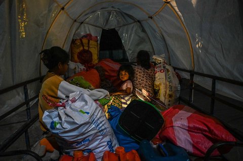 Warga mengungsi dari rumah mereka di dekat perbatasan Kamboja-Thailand di Provinsi Oddar Meanchey , Kamboja, Kamis (24/07/2025) malam.