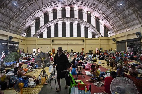 Para pengungsi beristirahat saat berlindung di sebuah stadion di halaman Universitas Surindra Rajabhat di provinsi Surin, Thailand, Jumat (25/07/2025).