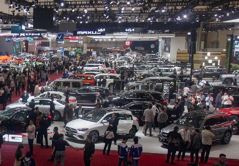 Pengunjung memadati ruang pamer mobil di ajang pameran automotif Gaikindo Indonesia International Auto Show (GIIAS) 2025 di Indonesia Convention Exhibition (ICE) BSD, Serpong, Kabupaten Tangerang, Banten, Sabtu (26/07/2025).
