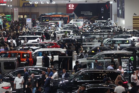 Pengunjung memadati ruang pamer mobil di ajang pameran automotif Gaikindo Indonesia International Auto Show (GIIAS) 2025 di Indonesia Convention Exhibition (ICE) BSD, Serpong, Kabupaten Tangerang, Banten, Sabtu (26/07/2025).