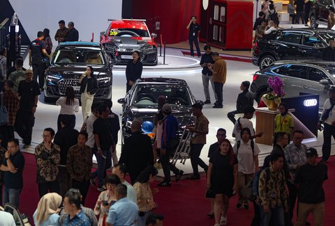 Pengunjung memadati ruang pamer mobil di ajang pameran automotif Gaikindo Indonesia International Auto Show (GIIAS) 2025 di Indonesia Convention Exhibition (ICE) BSD, Serpong, Kabupaten Tangerang, Banten, Sabtu (26/07/2025).