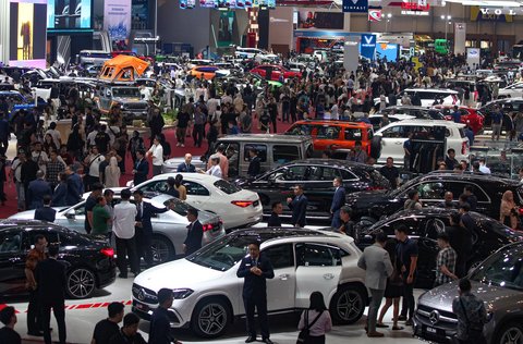 Pengunjung memadati ruang pamer mobil di ajang pameran automotif Gaikindo Indonesia International Auto Show (GIIAS) 2025 di Indonesia Convention Exhibition (ICE) BSD, Serpong, Kabupaten Tangerang, Banten, Sabtu (26/07/2025).