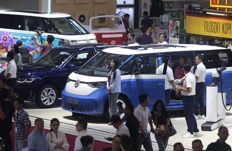 Pengunjung memadati ruang pamer mobil di ajang pameran automotif Gaikindo Indonesia International Auto Show (GIIAS) 2025 di Indonesia Convention Exhibition (ICE) BSD, Serpong, Kabupaten Tangerang, Banten, Sabtu (26/07/2025).