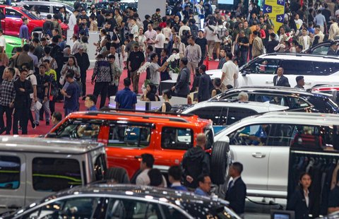 Pengunjung memadati ruang pamer mobil di ajang pameran automotif Gaikindo Indonesia International Auto Show (GIIAS) 2025 di Indonesia Convention Exhibition (ICE) BSD, Serpong, Kabupaten Tangerang, Banten, Sabtu (26/07/2025).