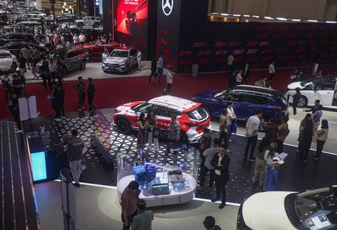Pengunjung memadati ruang pamer mobil di ajang pameran automotif Gaikindo Indonesia International Auto Show (GIIAS) 2025 di Indonesia Convention Exhibition (ICE) BSD, Serpong, Kabupaten Tangerang, Banten, Sabtu (26/07/2025).