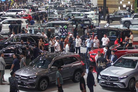 Pengunjung memadati ruang pamer mobil di ajang pameran automotif Gaikindo Indonesia International Auto Show (GIIAS) 2025 di Indonesia Convention Exhibition (ICE) BSD, Serpong, Kabupaten Tangerang, Banten, Sabtu (26/07/2025).