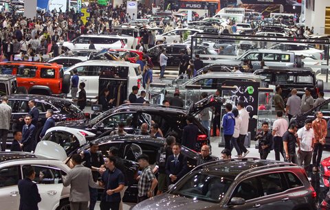 Pengunjung memadati ruang pamer mobil di ajang pameran automotif Gaikindo Indonesia International Auto Show (GIIAS) 2025 di Indonesia Convention Exhibition (ICE) BSD, Serpong, Kabupaten Tangerang, Banten, Sabtu (26/07/2025).