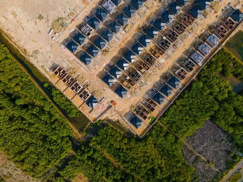 Foto udara ini menunjukkan pembangunan rumah tinggal baru yang merambah kawasan hutan mangrove saat Hari Mangrove Sedunia di Banda Aceh, Sabtu (26/07/2025).