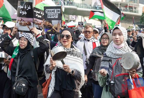 Ratusan warga muslim Indonesia menggelar longmarch Solidarity March with Global March to Gaza di Jalan MH. Thamrin, Jakarta, Minggu (27/07/2025).