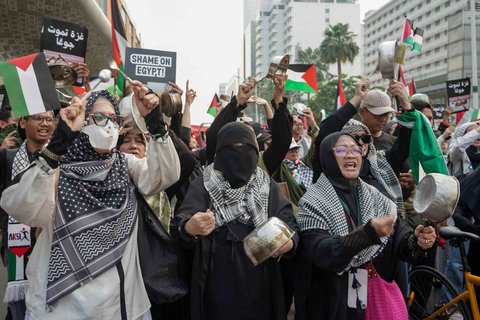 Ratusan warga muslim Indonesia menggelar longmarch Solidarity March with Global March to Gaza di Jalan MH. Thamrin, Jakarta, Minggu (27/07/2025).