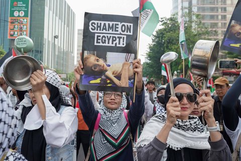Ratusan warga muslim Indonesia menggelar longmarch Solidarity March with Global March to Gaza di Jalan MH. Thamrin, Jakarta, Minggu (27/07/2025).