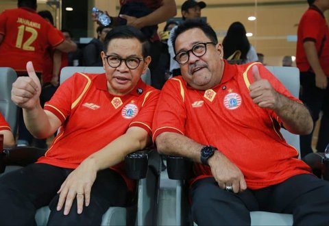 pramono dan rano pakai jersei baru persija