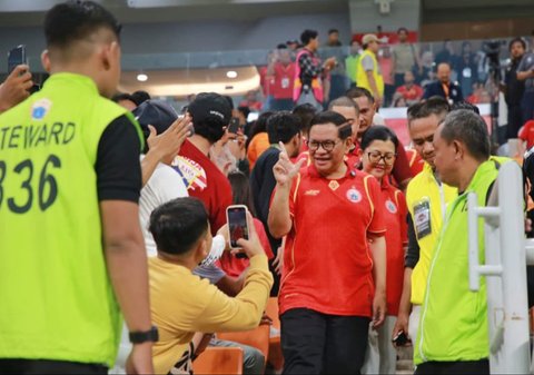 pramono resmikan jersei baru persija