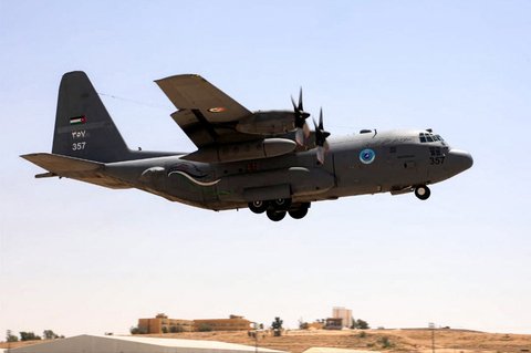 Pesawat angkut militer C-130 Hercules Angkatan Udara Kerajaan Yordania  membawa bantuan kemanusiaan ke Jalur Gaza di Yordania, Minggu (27/07/2025).