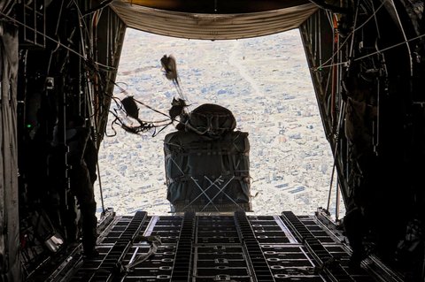 Pesawat angkut militer C-130 Hercules Angkatan Udara Kerajaan Yordania  menjatuhkan bantuan kemanusiaan ke Jalur Gaza di Yordania, Minggu (27/07/2025).