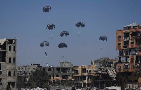 Bantuan kemanusiaan dijatuhkan melalui udara untuk warga Palestina di atas Kota Gaza, Jalur Gaza, Minggu, (27/07/2025).